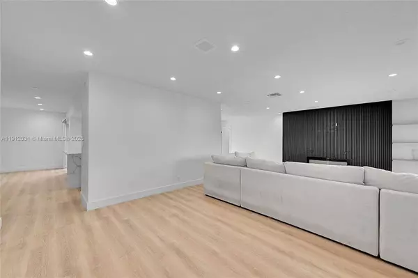 6206 White Oak Ln, Tamarac, FL 33319