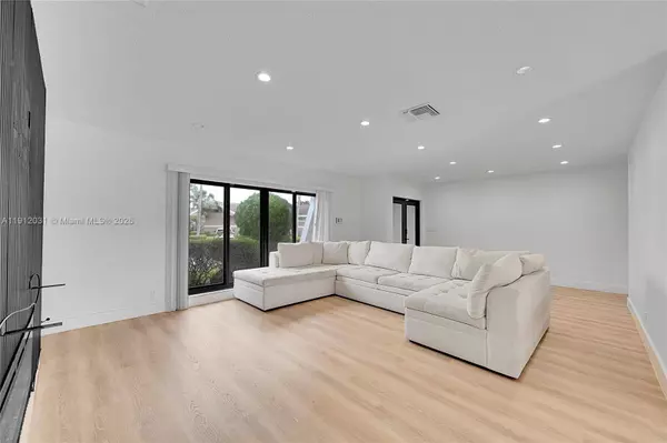 6206 White Oak Ln, Tamarac, FL 33319