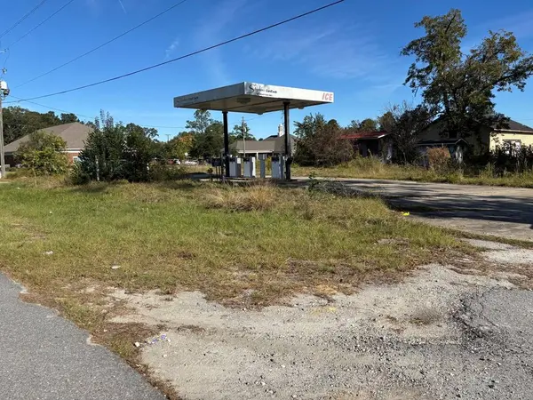 664 Plum St, Jesup, GA 31545