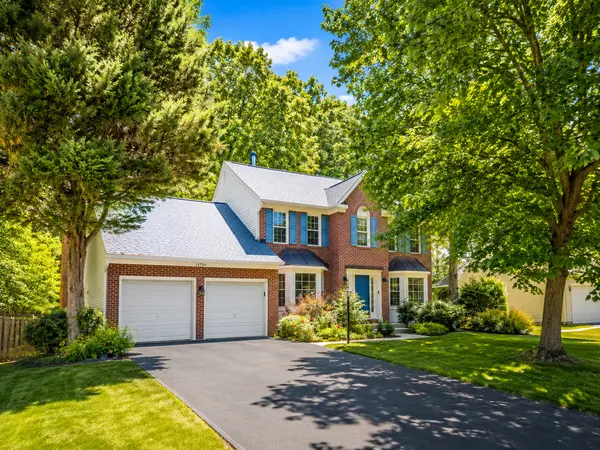13704 Shelburne St, Centreville, VA 20120-2079