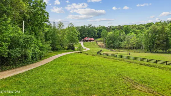 299 Country LN, Lenoir City, TN 37771