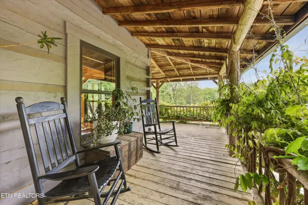 299 Country LN, Lenoir City, TN 37771
