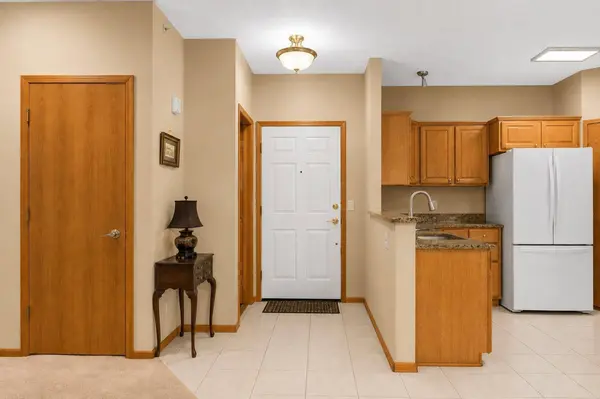 5985 Rowland RD #302, Hopkins, MN 55343