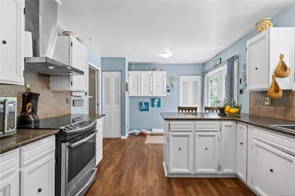 1526 Sunrise Dr, Parksville, BC V9P 1X7