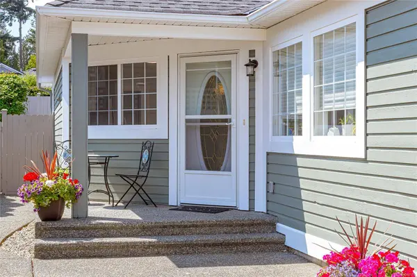 1290 Oceanside Dr, Qualicum Beach, BC V9K 2K4
