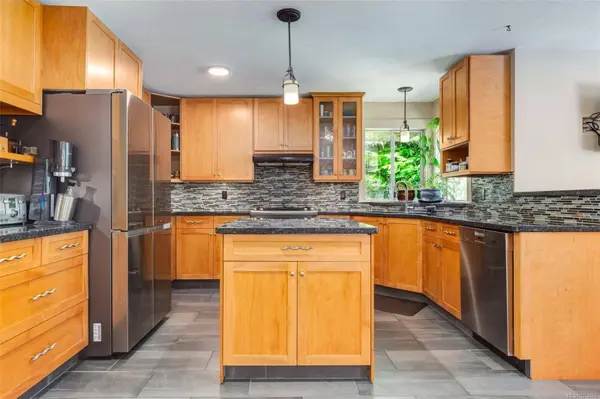 7220 Royal Dr, Lantzville, BC V0R 2H0