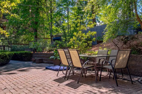 7220 Royal Dr, Lantzville, BC V0R 2H0