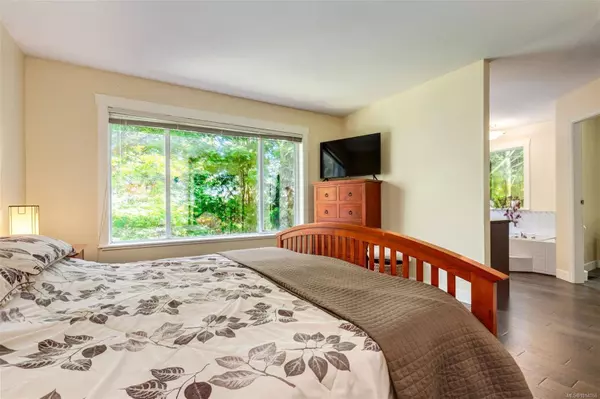 7220 Royal Dr, Lantzville, BC V0R 2H0