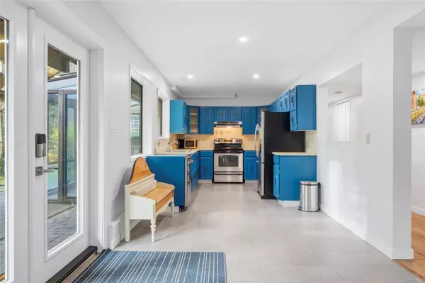 510 Voutrait Rd, Mill Bay, BC V0R 2P3