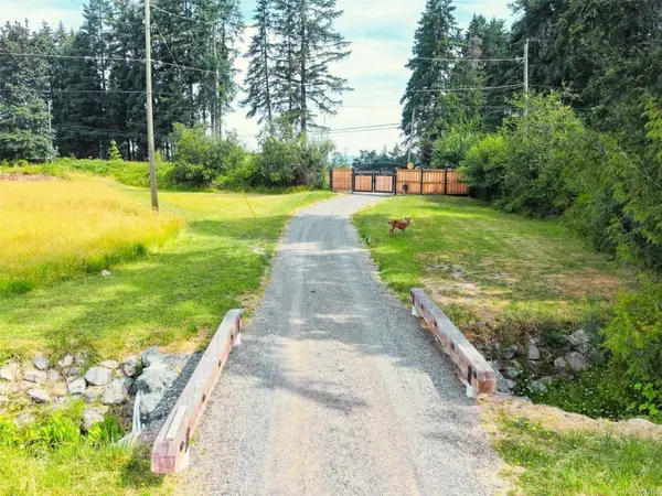 1210 Smithers Rd, Parksville, BC V2T 7Y3