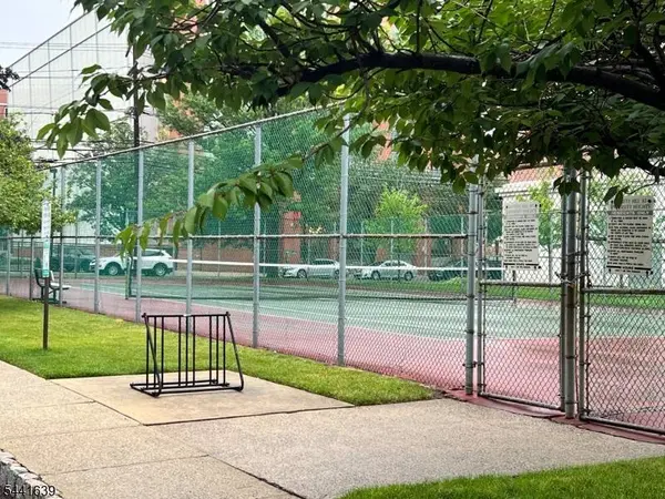 9 Seton Hall Dr, Newark City, NJ 07103