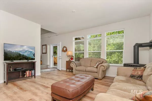 9780 Moore Dr, Cascade, ID 83611