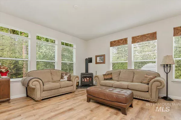 9780 Moore Dr, Cascade, ID 83611