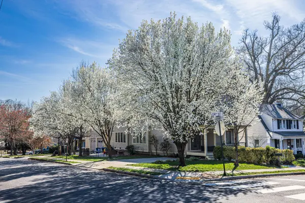 Brandermill vs. Woodlake: Which Community Is Right for You?