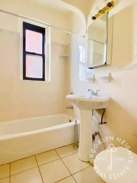 200 Clinton St #5M, Brooklyn, NY 11201-5622