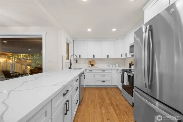 18330 47th PL NE, Lake Forest Park, WA 98155