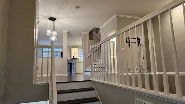 2106 Rugen RD #B, Glenview, IL 60026