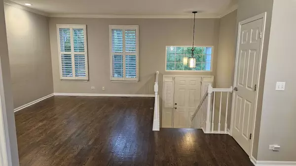 2106 Rugen RD #B, Glenview, IL 60026