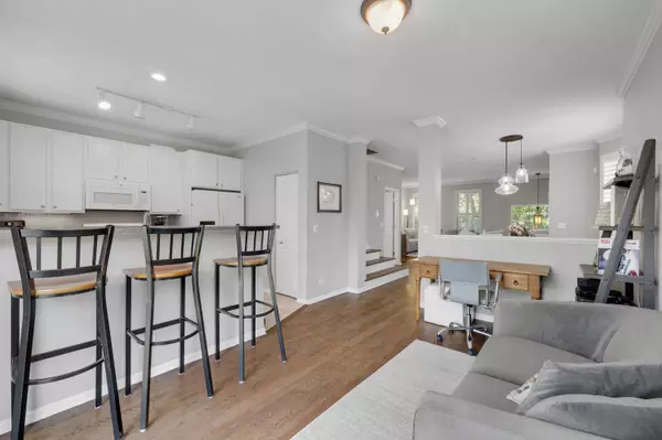 2106 Rugen RD #B, Glenview, IL 60026