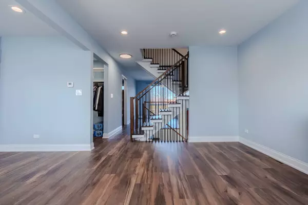 777 GOLFVIEW DR, Roselle, IL 60172