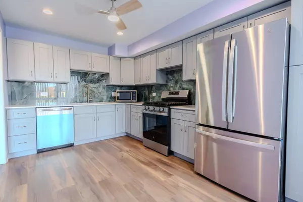 777 GOLFVIEW DR, Roselle, IL 60172