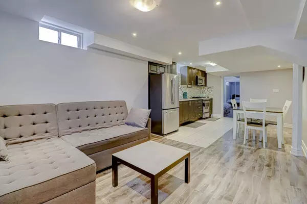 20 Snowy Owl WAY, Toronto E11, ON M1X 0B4