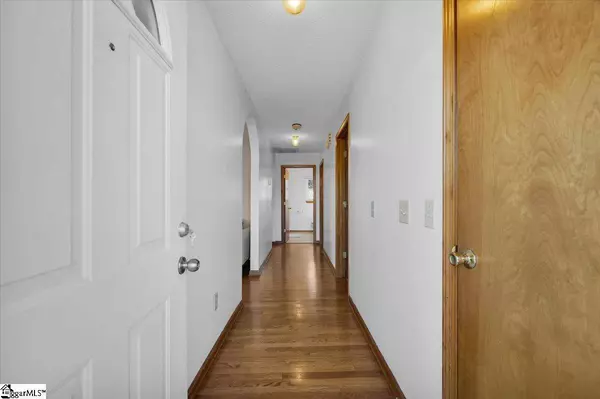 101 Windy Pt S, Townville, SC 29689