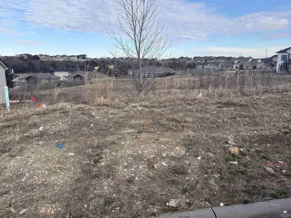 3320 Ocean DR, Manhattan, KS 66503