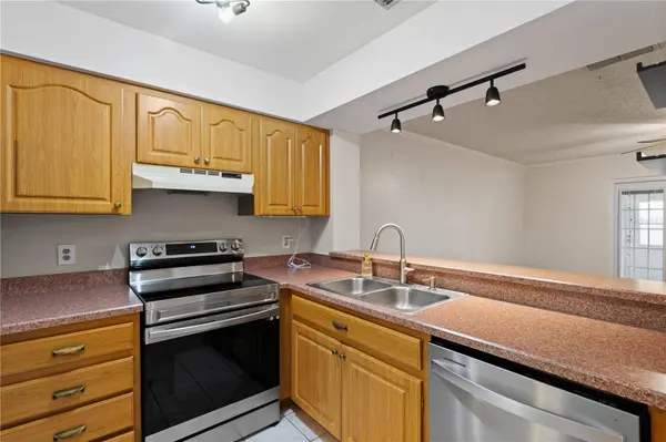 8411 LAURELON PL #10-3, Temple Terrace, FL 33637