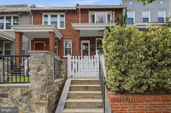 223 DOUGLAS ST NE
