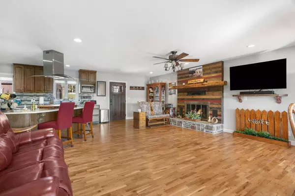 60 Chad RD, Galena, MO 65656