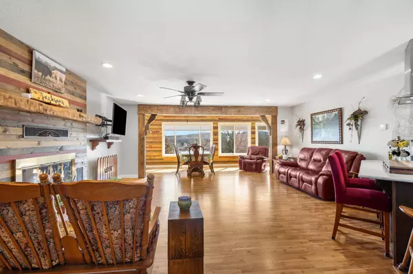 60 Chad RD, Galena, MO 65656
