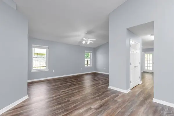 8574 Wilburn Cv, Navarre, FL 32566
