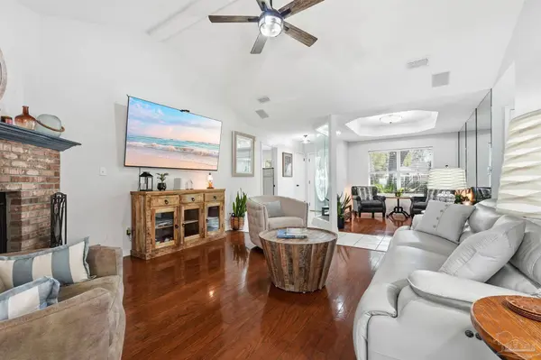6878 Camarilla Ct, Navarre, FL 32566