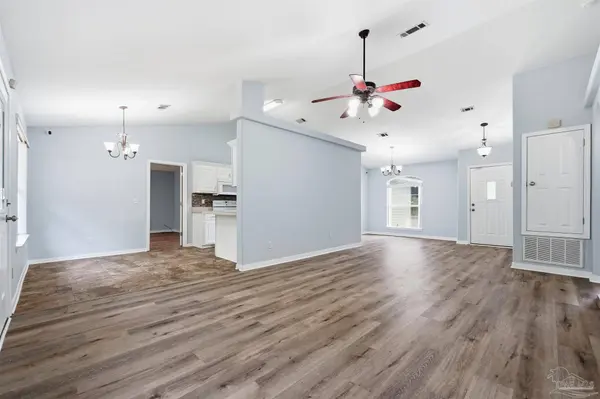 7317 Westminster Dr, Navarre, FL 32566