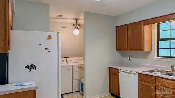 1017 Pinetree Dr, Mary Esther, FL 32569