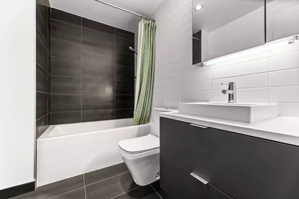 170 Bayview AVE #1805, Toronto C08, ON M5A 0M4