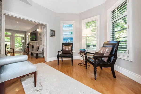 52 Herne HL, Toronto W08, ON M9A 2X1