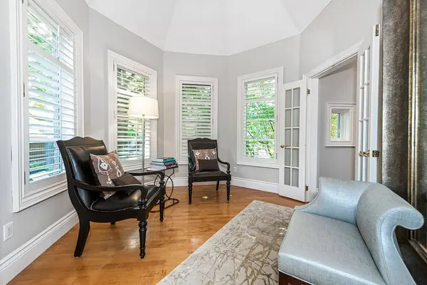 52 Herne HL, Toronto W08, ON M9A 2X1