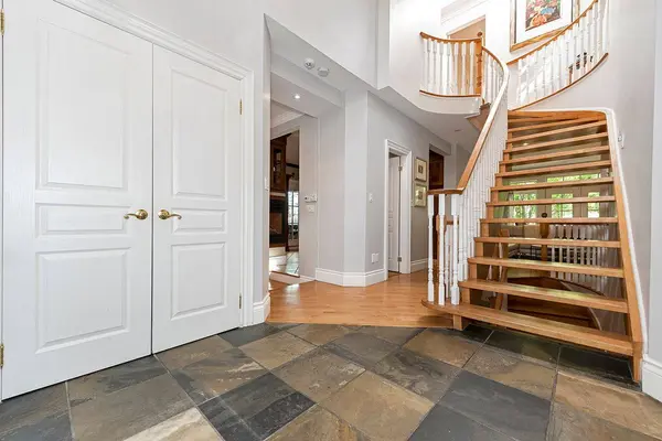 52 Herne HL, Toronto W08, ON M9A 2X1