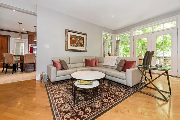 52 Herne HL, Toronto W08, ON M9A 2X1