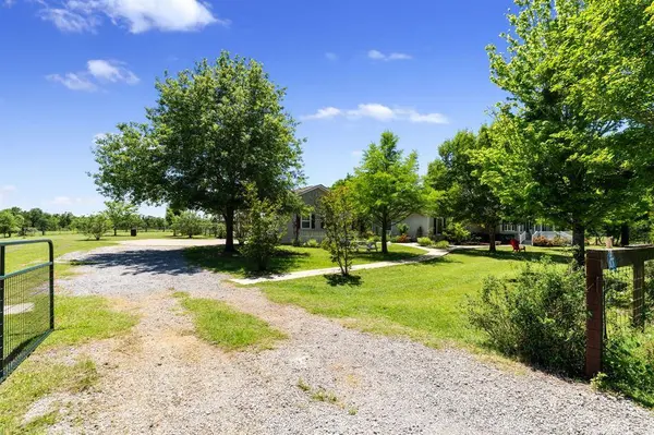 3608 County Road 426, Marquez, TX 77865