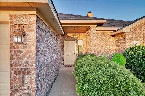 914 La Sierra Drive, Crowley, TX 76036