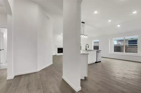 8109 Tierra Del Sol Road, Arlington, TX 76002