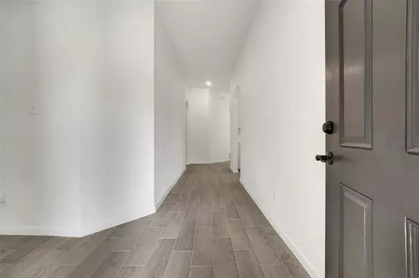 8109 Tierra Del Sol Road, Arlington, TX 76002