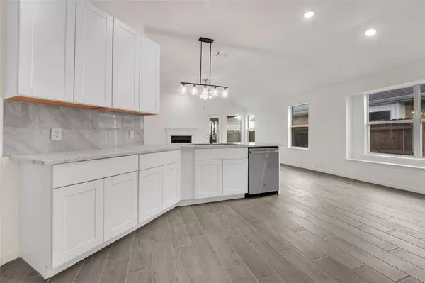 8109 Tierra Del Sol Road, Arlington, TX 76002