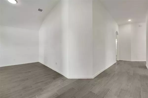 8109 Tierra Del Sol Road, Arlington, TX 76002