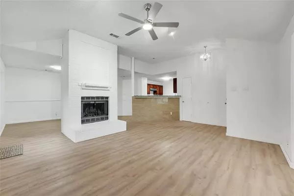 205 Valley Spring Drive, Arlington, TX 76018