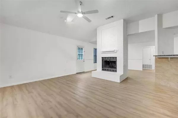 205 Valley Spring Drive, Arlington, TX 76018