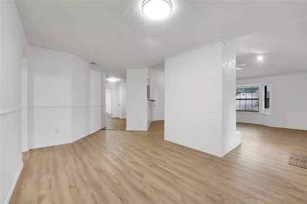 205 Valley Spring Drive, Arlington, TX 76018